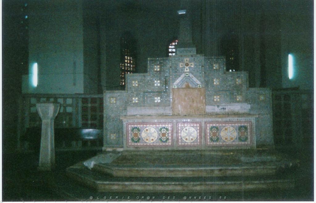 VOYAGE DU 22 29 04 2006 400 les cultes la cathedrale l autel.jpg